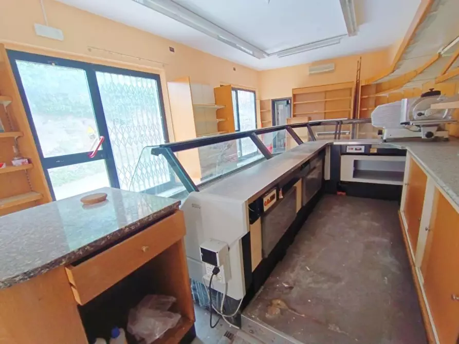 Immagine 4 di Locale commerciale in vendita  a Massa