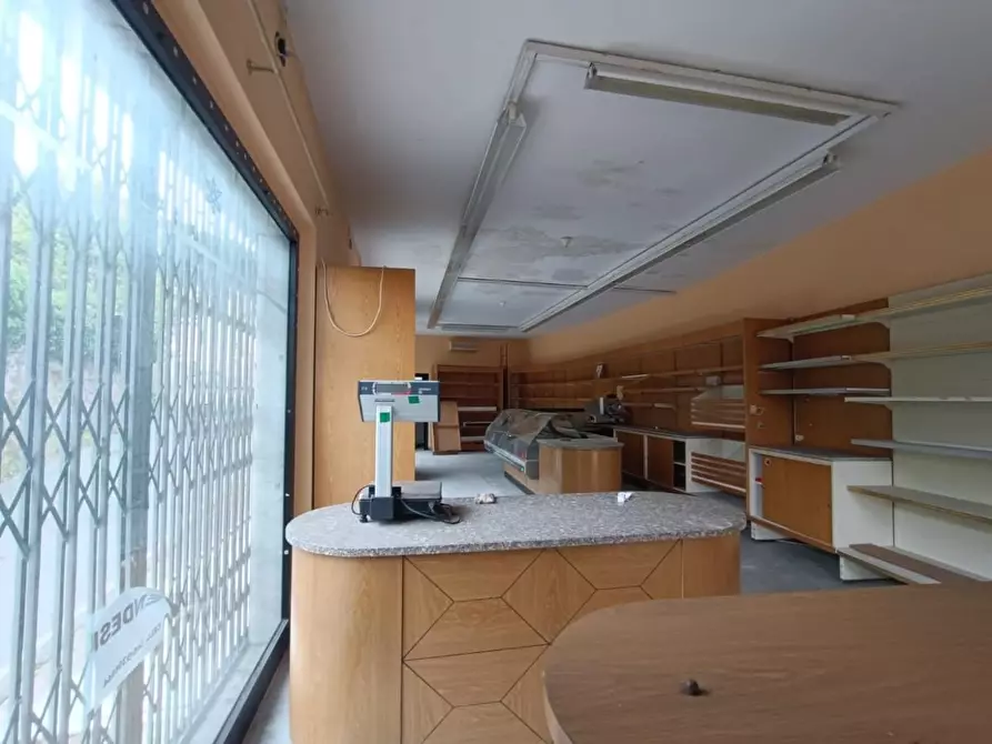 Immagine 3 di Locale commerciale in vendita  a Massa