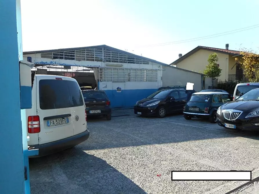 Immagine 2 di Attività artigianale in vendita  a Massa