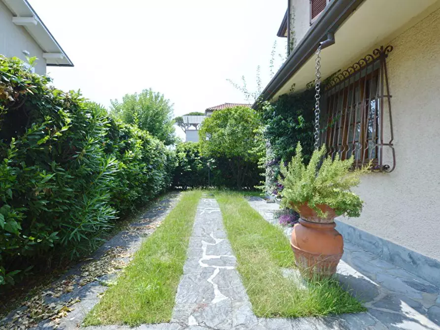 Immagine 3 di Casa bifamiliare in vendita  a Forte Dei Marmi