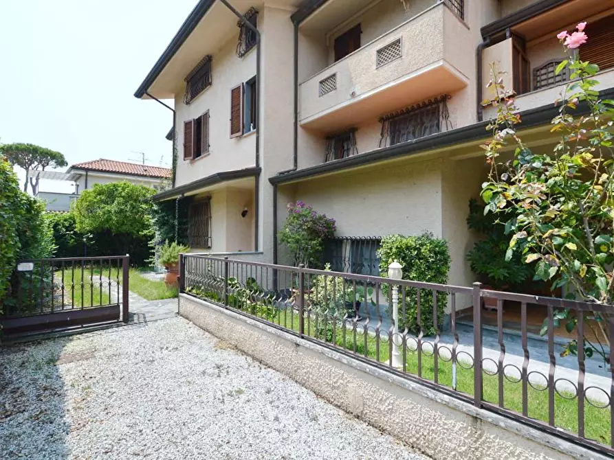 Immagine 4 di Casa bifamiliare in vendita  a Forte Dei Marmi
