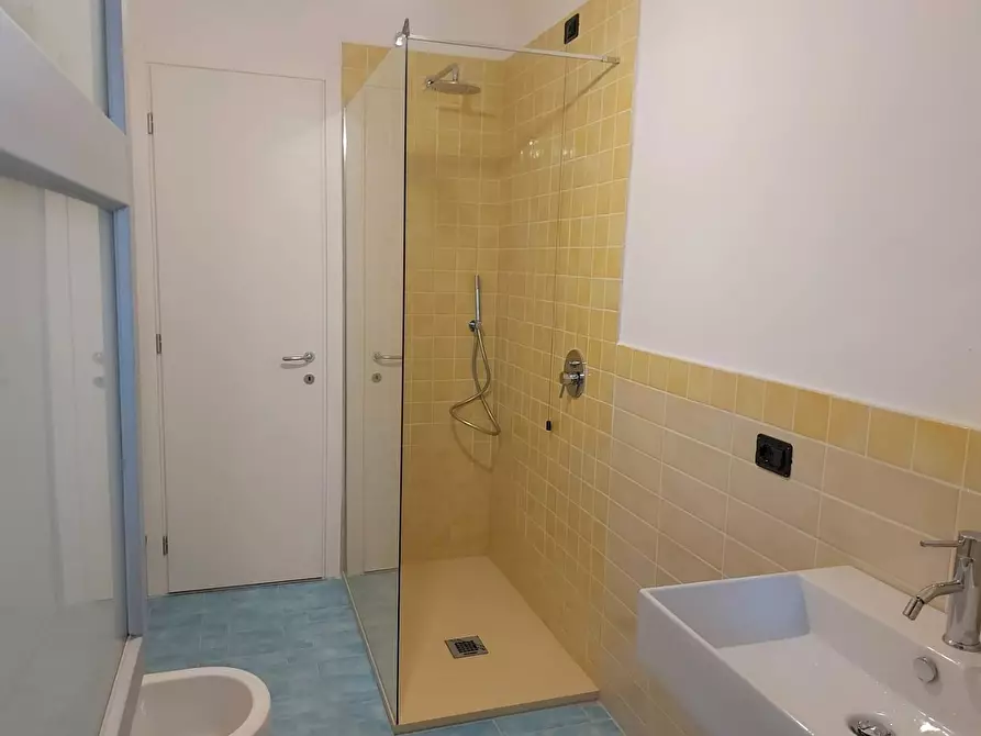 Immagine 2 di Appartamento in affitto  a Carrara