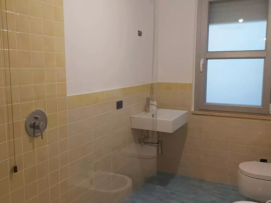 Immagine 15 di Appartamento in affitto  a Carrara