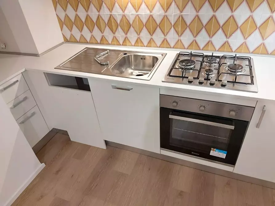 Immagine 25 di Appartamento in affitto  a Carrara