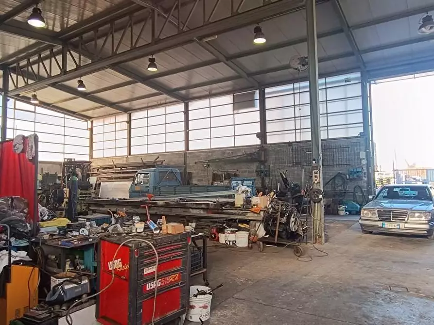 Immagine 10 di Attività artigianale in vendita  a Carrara