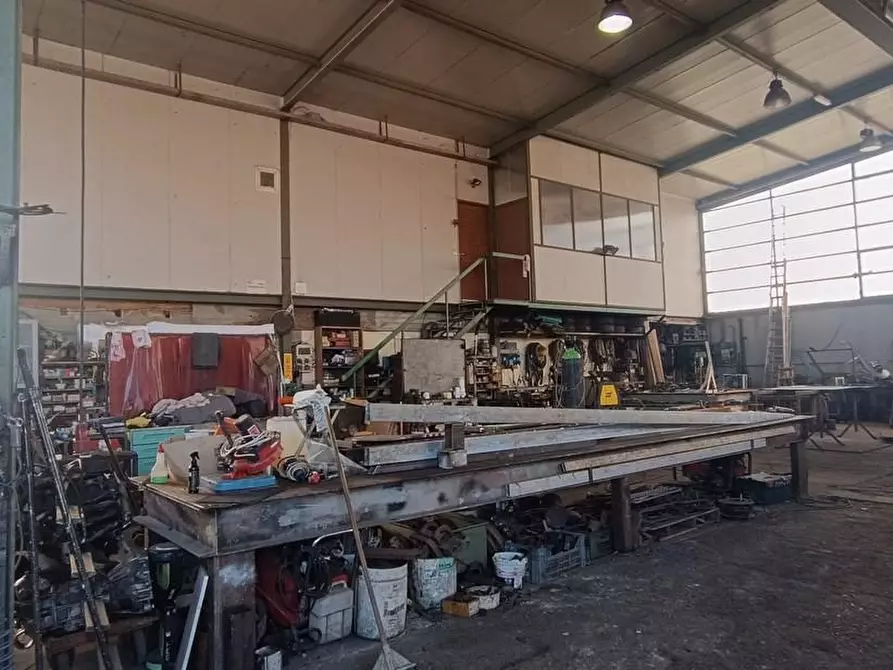 Immagine 2 di Attività artigianale in vendita  a Carrara