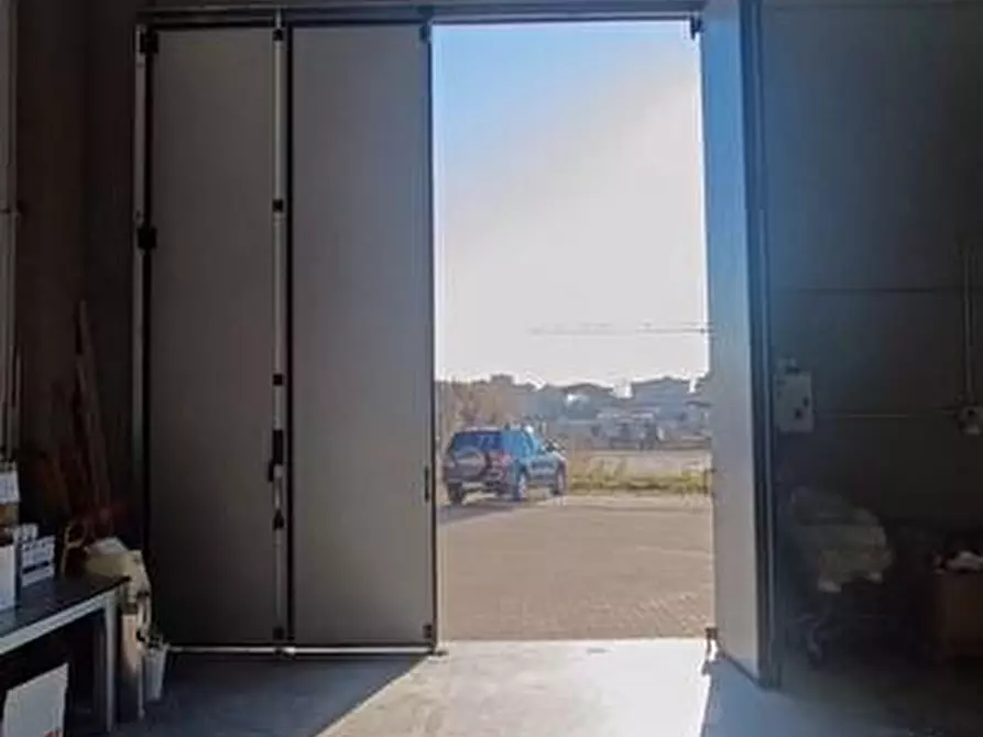 Immagine 23 di Attività artigianale in vendita  a Carrara