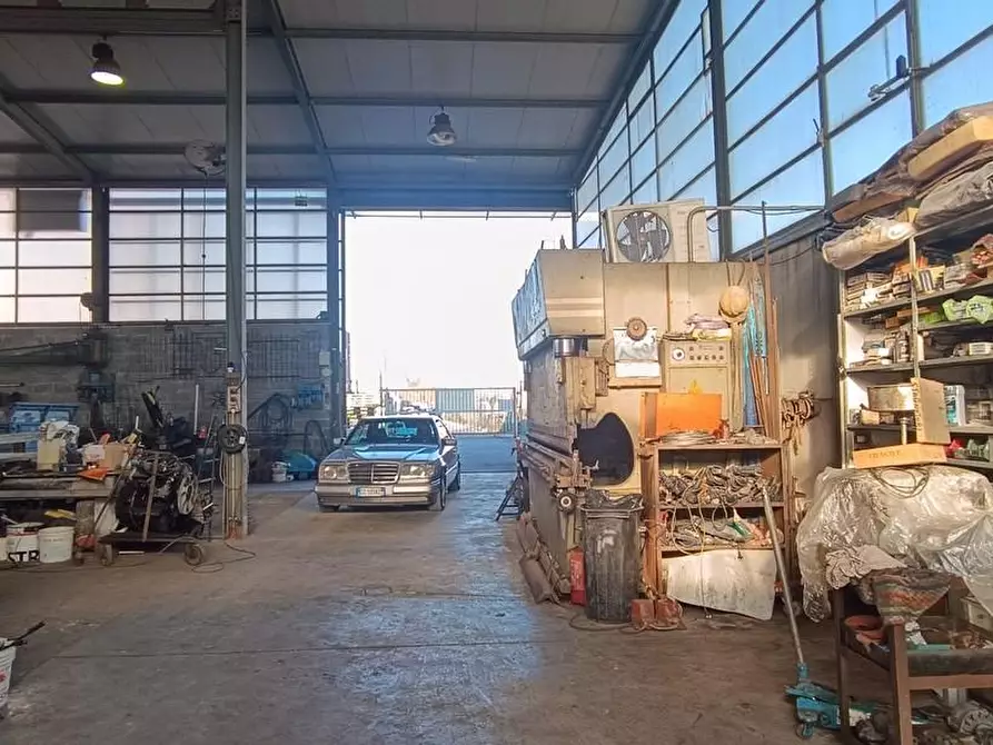 Immagine 9 di Attività artigianale in vendita  a Carrara