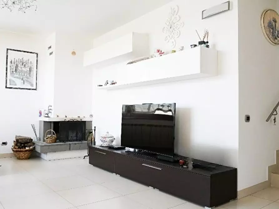 Immagine 2 di Casa bifamiliare in vendita  a Colle Di Val D'elsa