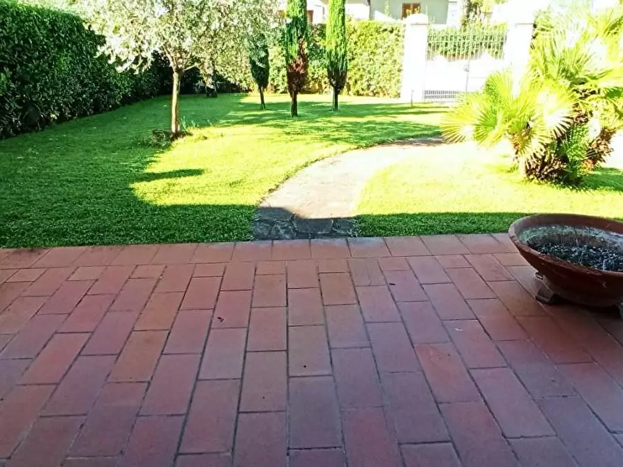 Immagine 1 di Casa bifamiliare in vendita  a Camaiore