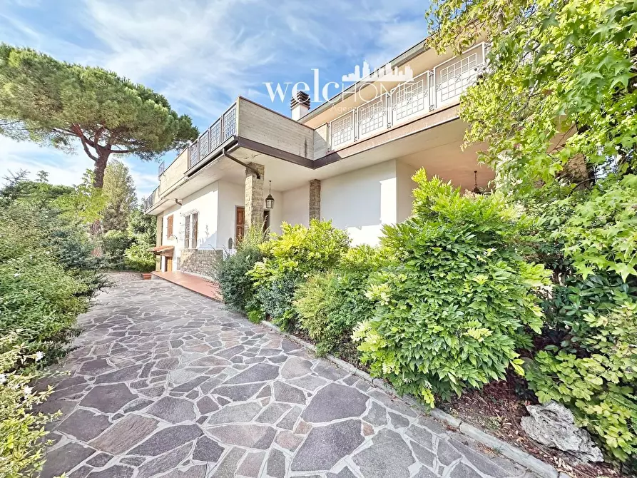 Immagine 2 di Villa in vendita  a Campi Bisenzio