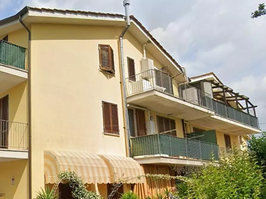 Immagine 2 di Appartamento in vendita  a Lucca