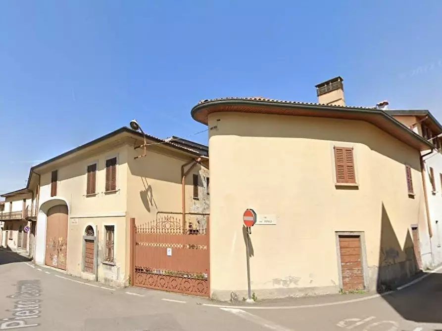 Immagine 2 di Locale commerciale in vendita  a Besana In Brianza