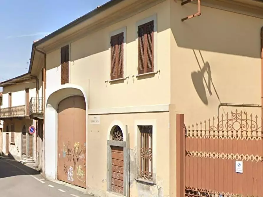 Immagine 1 di Locale commerciale in vendita  a Besana In Brianza