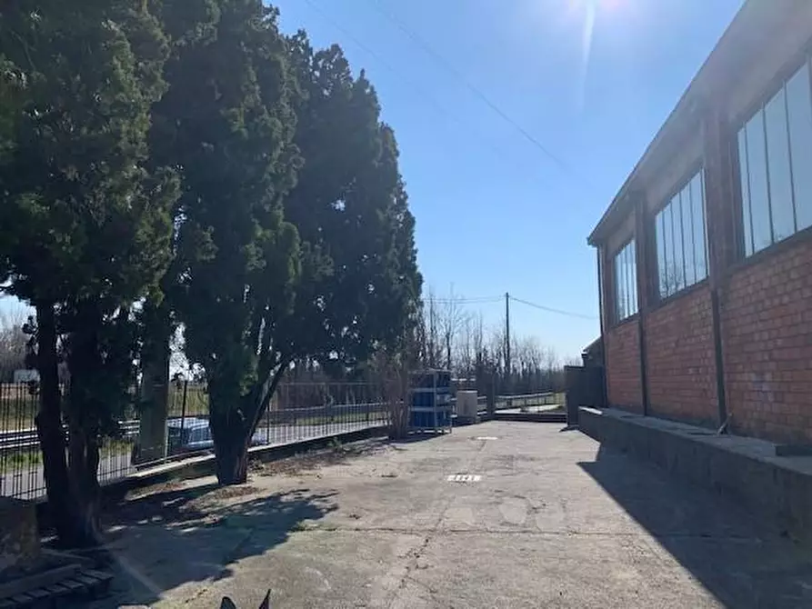 Immagine 2 di Attività artigianale in vendita  a Cornate D'adda