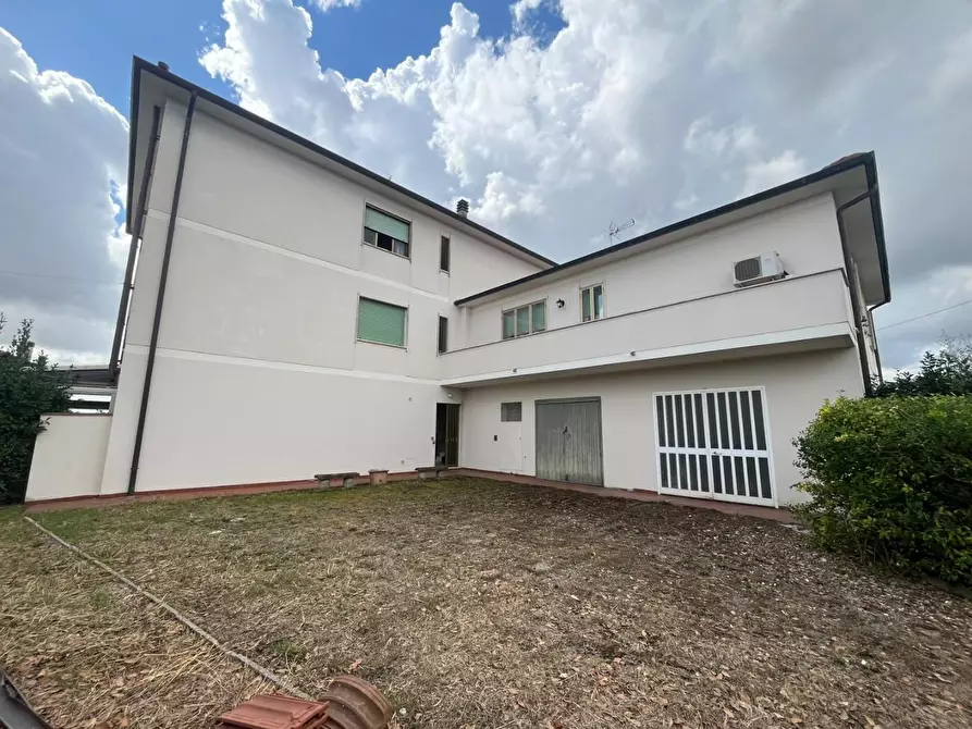 Immagine 3 di Casa trifamiliare in vendita  a Calcinaia