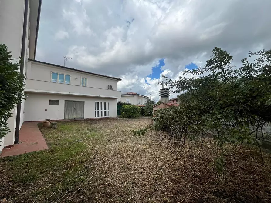 Immagine 2 di Casa trifamiliare in vendita  a Calcinaia