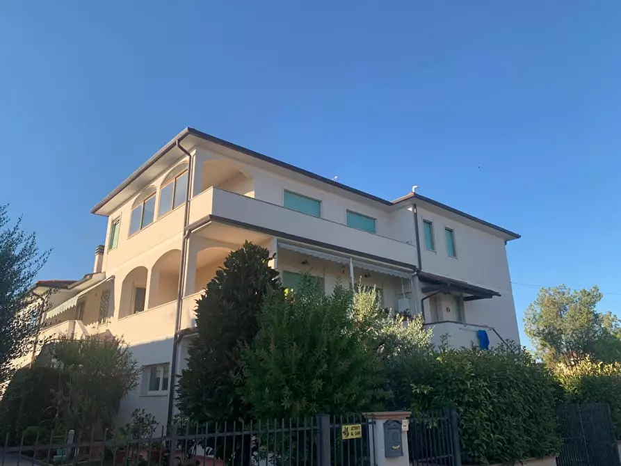 Immagine 1 di Casa trifamiliare in vendita  a Calcinaia