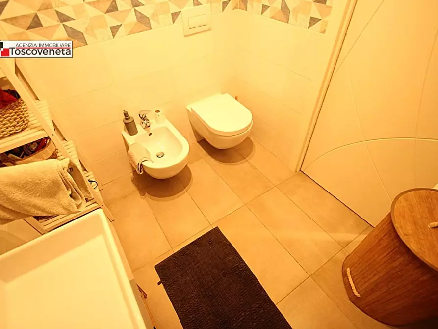 Immagine 18 di Appartamento in vendita  a Lucca