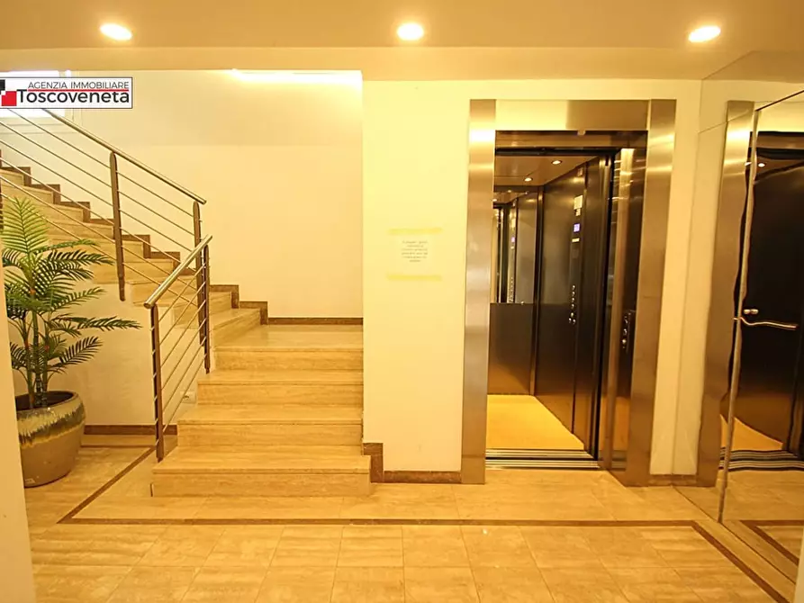 Immagine 25 di Appartamento in vendita  a Lucca