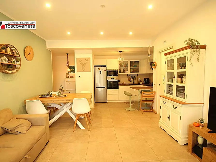 Immagine 2 di Appartamento in vendita  a Lucca