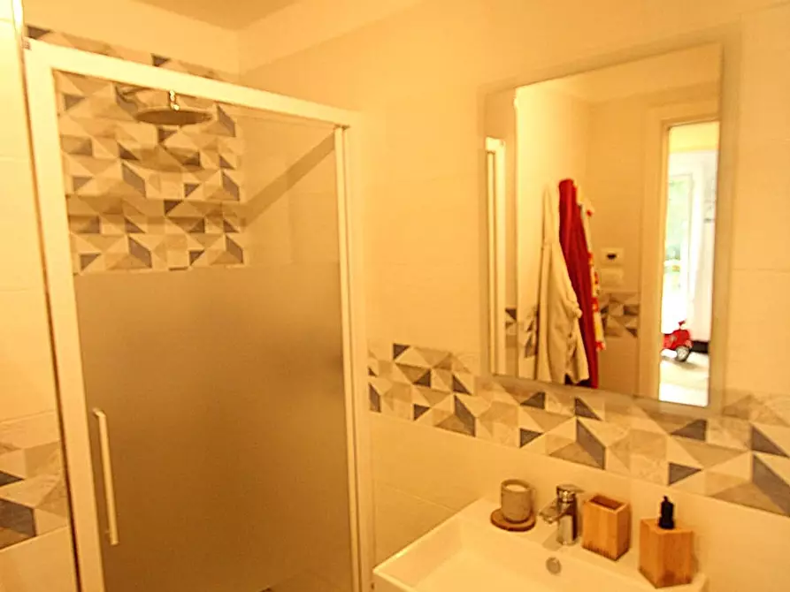 Immagine 17 di Appartamento in vendita  a Lucca