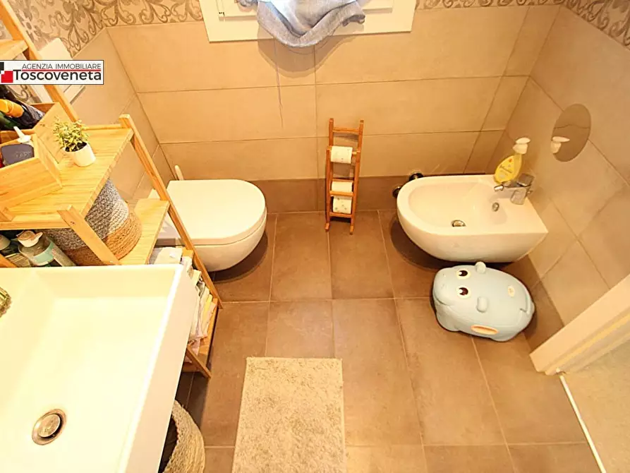 Immagine 13 di Appartamento in vendita  a Lucca