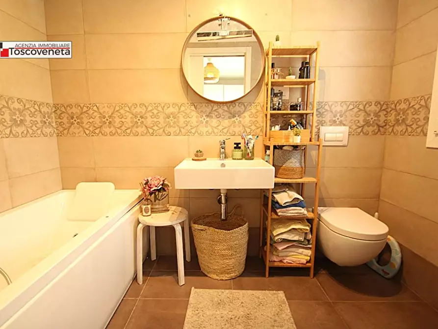 Immagine 11 di Appartamento in vendita  a Lucca