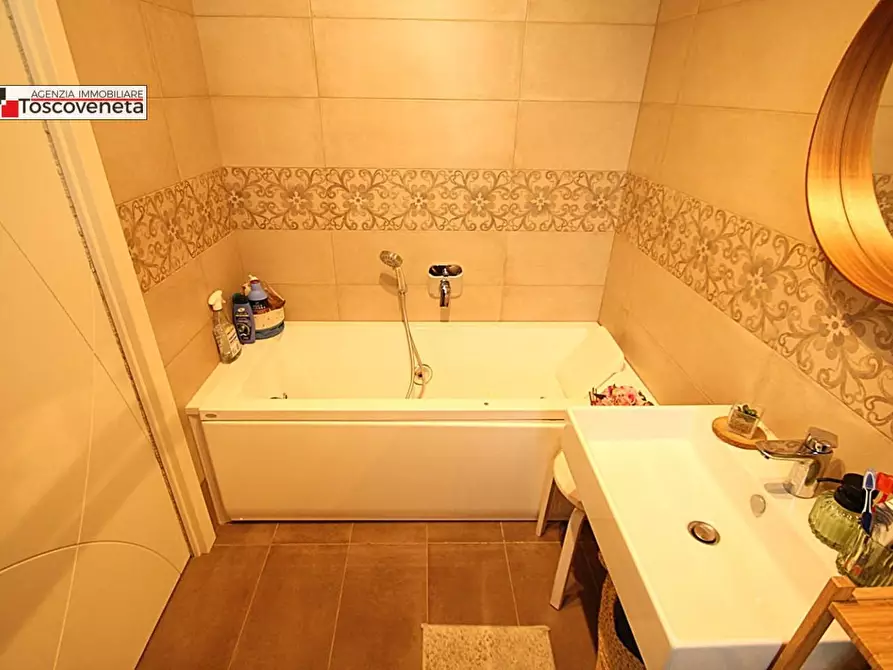 Immagine 12 di Appartamento in vendita  a Lucca