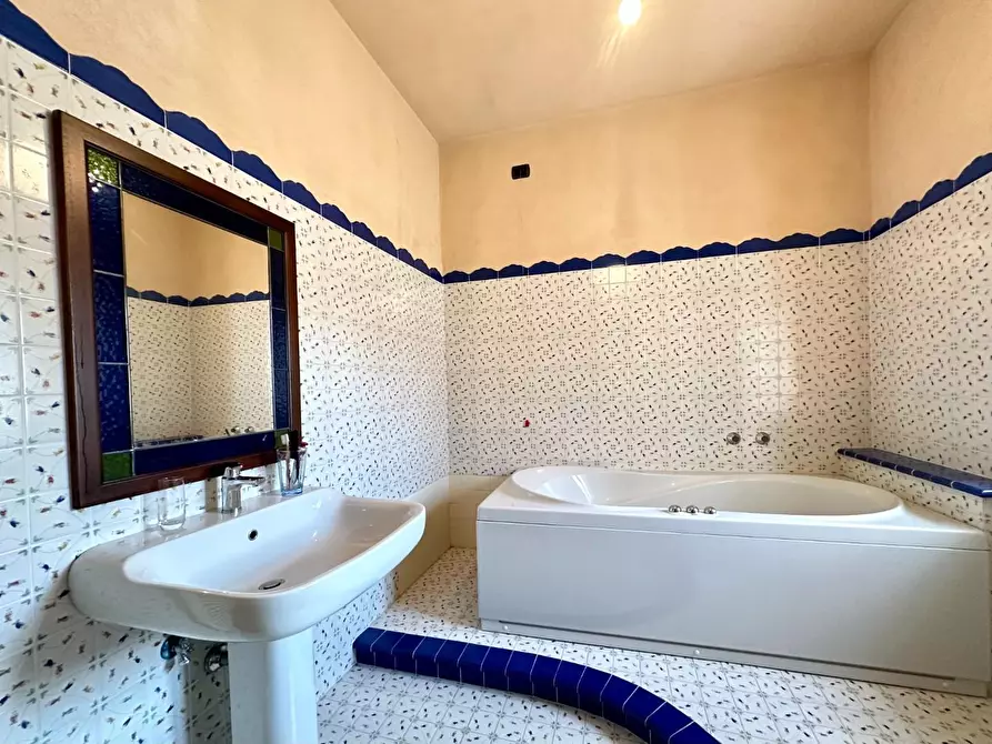 Immagine 41 di Rustico / casale in vendita  a Capannori