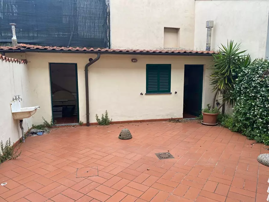 Immagine 6 di Villa in vendita  a Viareggio