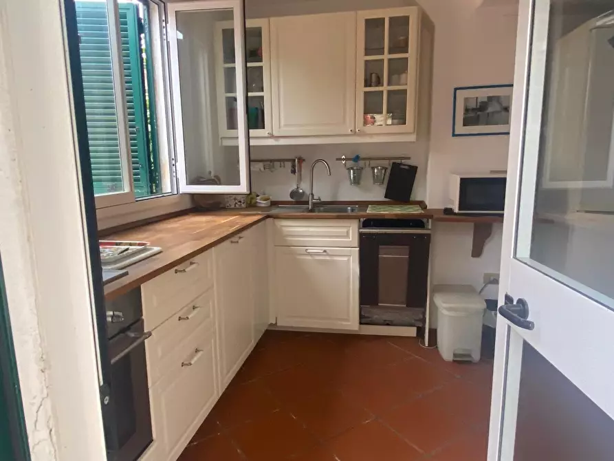 Immagine 2 di Villa in vendita  a Viareggio