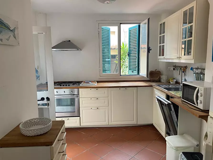 Immagine 10 di Villa in vendita  a Viareggio