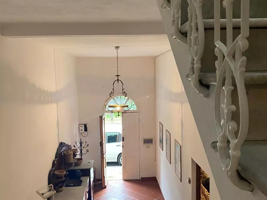 Immagine 1 di Villa in vendita  a Viareggio
