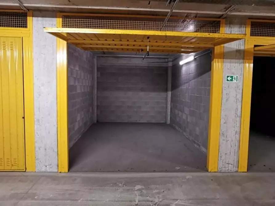 Immagine 1 di Garage in vendita  a Milano