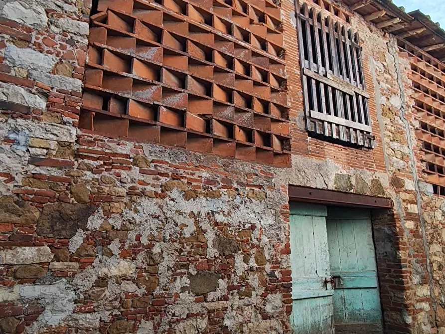 Immagine 1 di Deposito in vendita  a Lucca