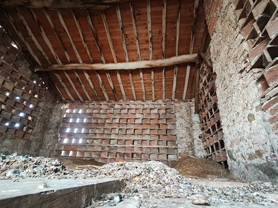 Immagine 17 di Deposito in vendita  a Lucca