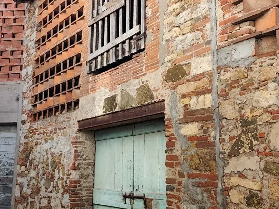 Immagine 2 di Deposito in vendita  a Lucca