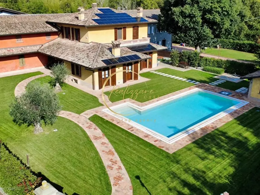 Immagine 7 di Villa in vendita  a Reggio Nell'emilia