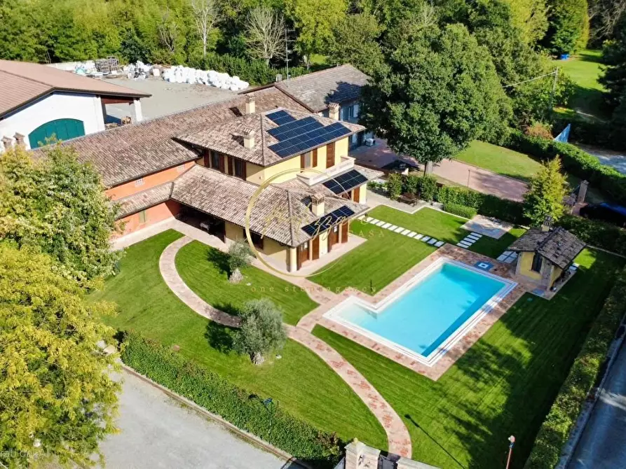 Immagine 2 di Villa in vendita  a Reggio Nell'emilia