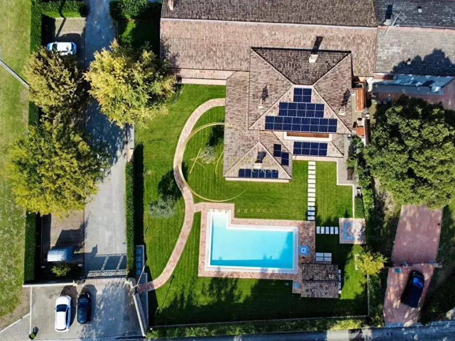 Immagine 5 di Villa in vendita  a Reggio Nell'emilia