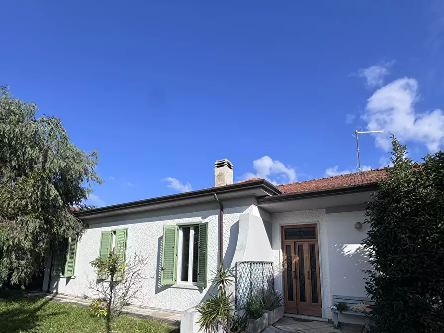 Immagine 1 di Villa in vendita  a Carrara