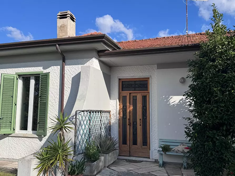 Immagine 3 di Villa in vendita  a Carrara