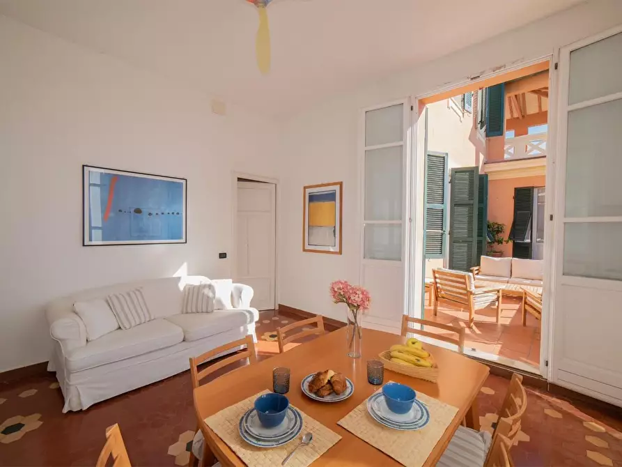 Immagine 10 di Villa in vendita  a Massa