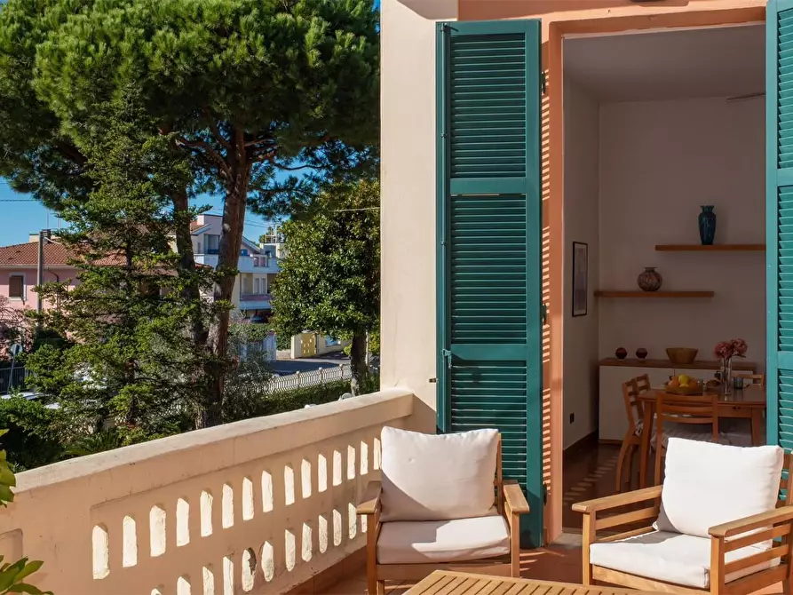 Immagine 8 di Villa in vendita  a Massa