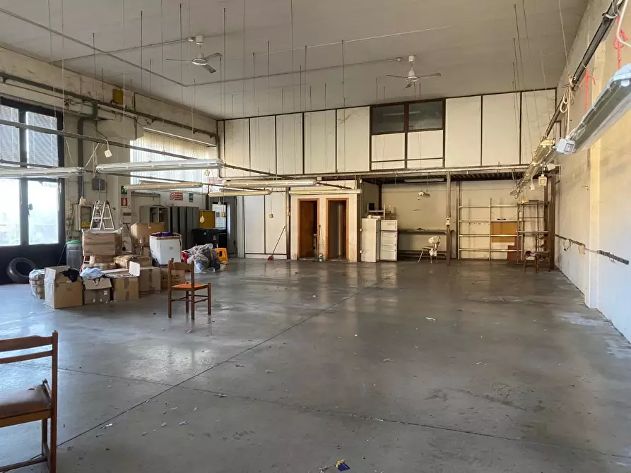 Immagine 3 di Laboratorio in affitto  a Carmignano