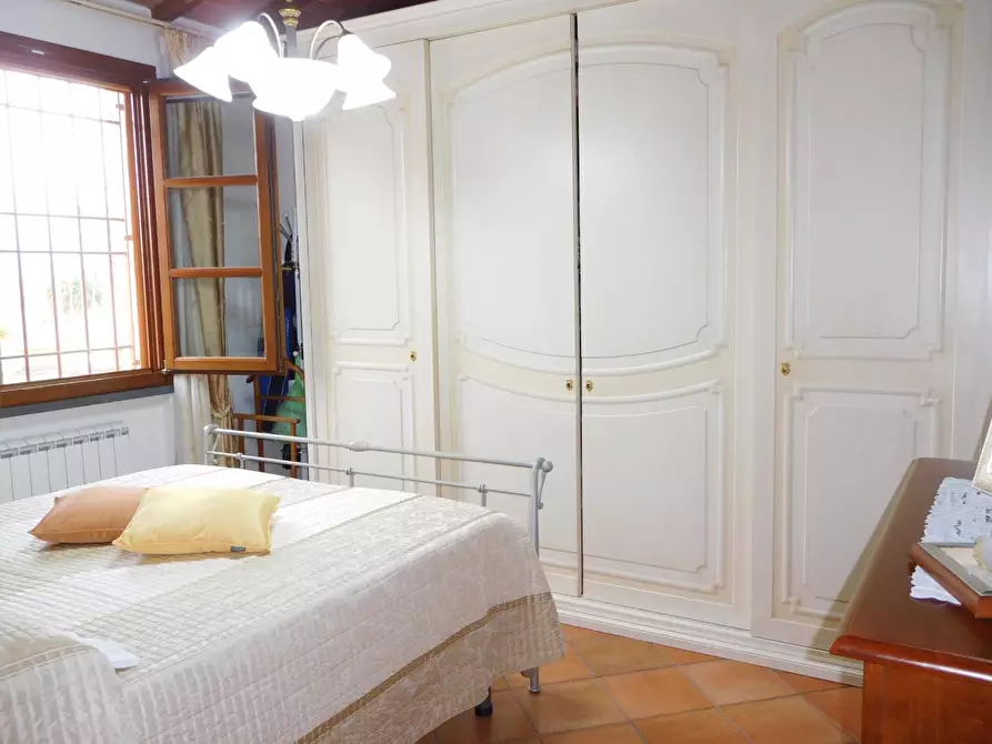 Immagine 12 di Villa in vendita  a Vecchiano