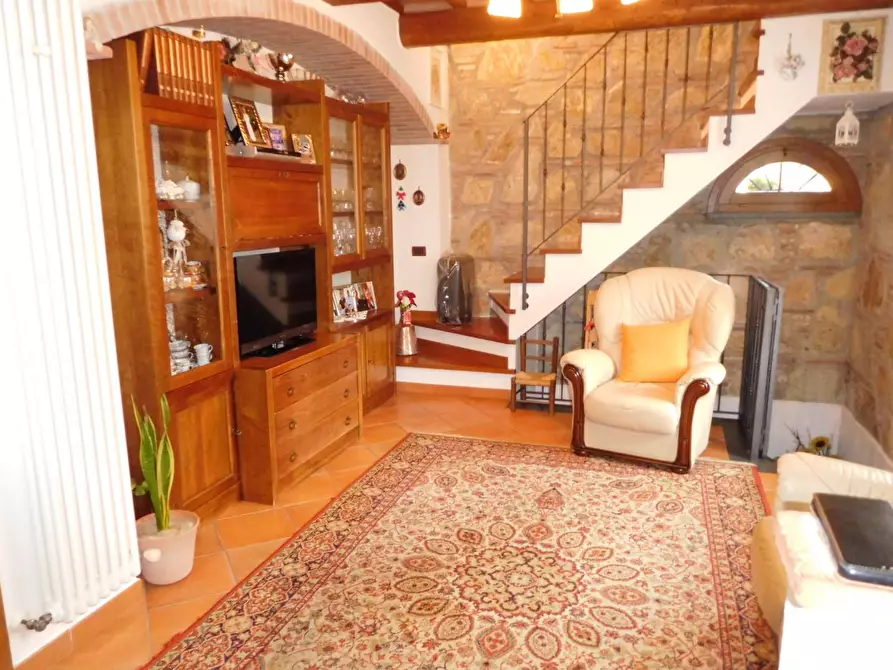 Immagine 2 di Villa in vendita  a Vecchiano