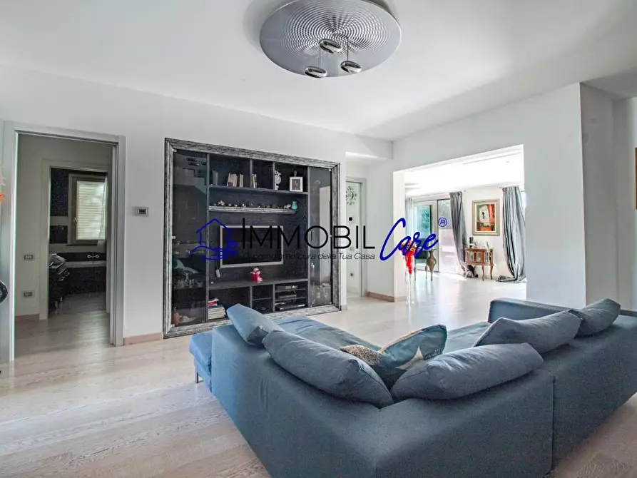 Immagine 4 di Villa in vendita  a Livorno