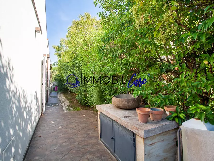 Immagine 20 di Villa in vendita  a Livorno